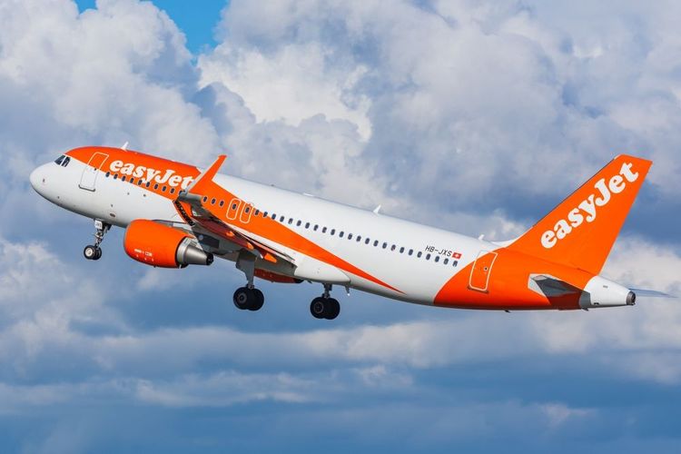 Un avion de la compagnie Easyjet en plein décollage.