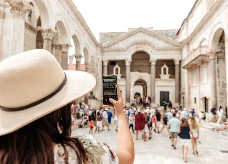 Touristes dans le Le palais de Dioclétien de Split