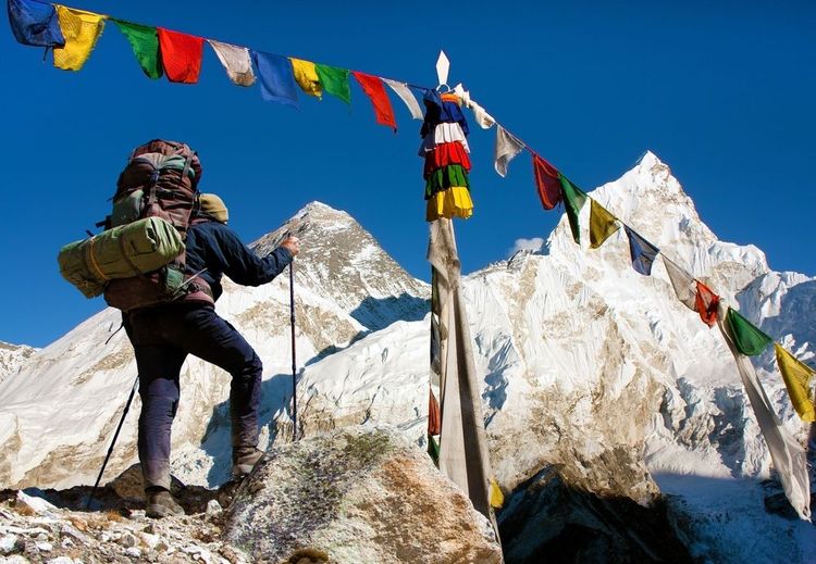 Un alpiniste en train de gravir l'Everest