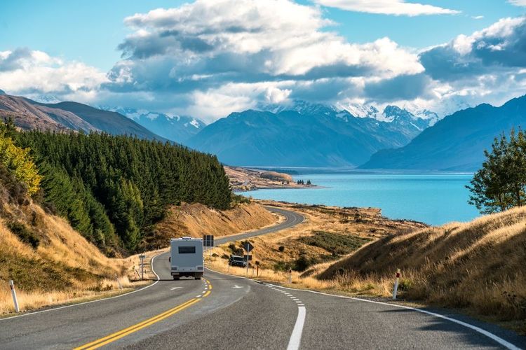 Mont Cook ou d'Aoraki sur une route sinueuse avec conduite à moteur et sur le lac Pukaki le jour ensoleillé au point de vue de Peters, Nouvelle-Zélande