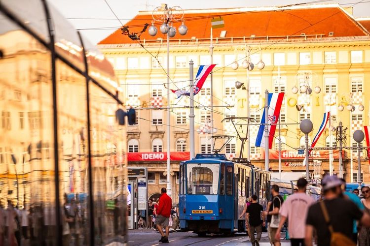 Le tramway bleu sur la place Ban Josip Jelačić