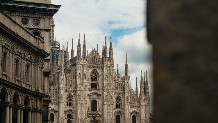 Une belle vue sur la cathédrale de Milan (Duomo)