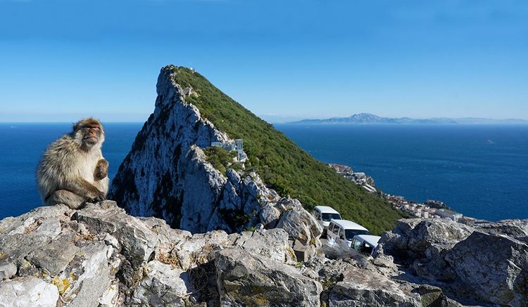 Le Rocher de Gibraltar et au loin, par-delà la mer d'Alboran, la côte de Tanger, au Maroc