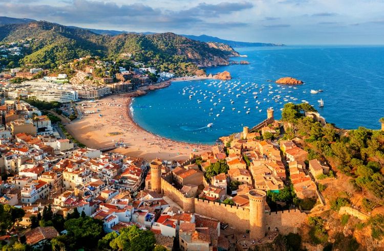  forteresse historique à Tossa de Mar, la station balnéaire populaire de la Costa Brava