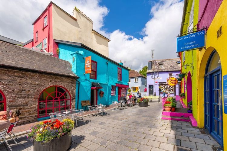Les façades colorées du village de Kinsale.