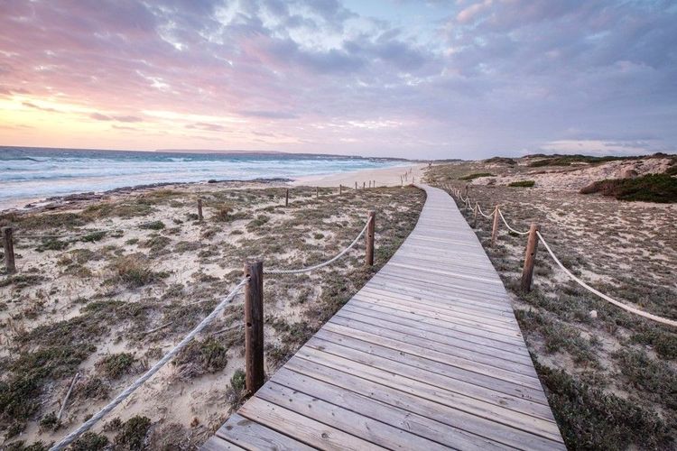 Sente en caillebotis pour arriver à la plage de Llevant