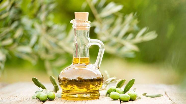 Huile d'olive dans une oliveraie crétoise
