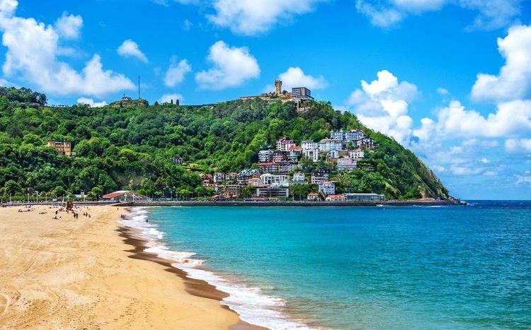 Le mont Igueldo vu de la plage de San Sebastian