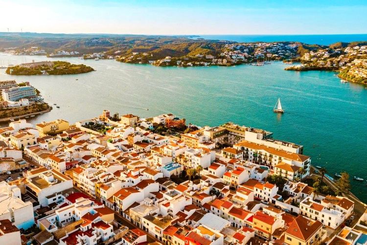 Plaisance en voilier entre d'Es Castell et Port mahon, sur la côte de Minorque
