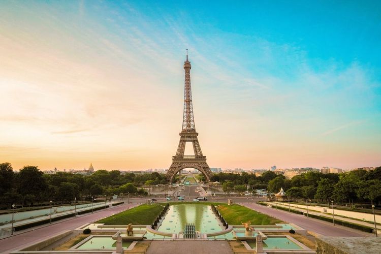 Tour Eiffel, jardin Trocadero et Champs de mars au loin au coucher du soleil à Paris.