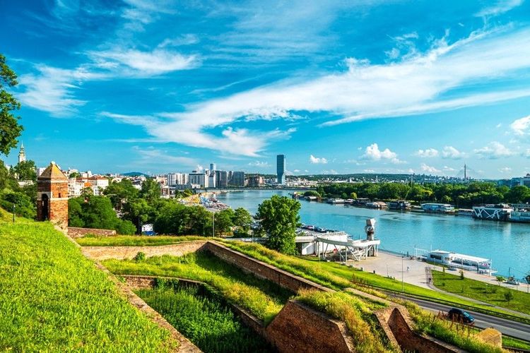 vue depuis la forteresse de Belgrade sur la rivière Sava vers le centre-ville moderne