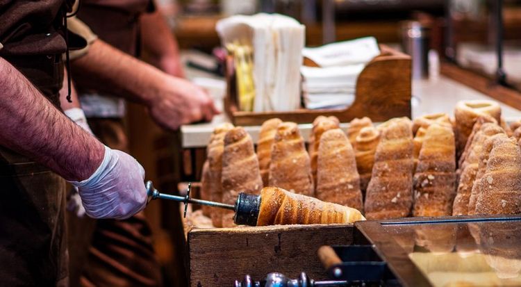 Un fabriquant de rdelník, dans le quartier de Malá Strana.