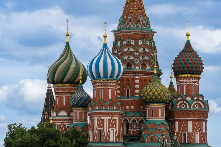 cathédrale Saint-Basil se dresse au-dessus de la Place Rouge