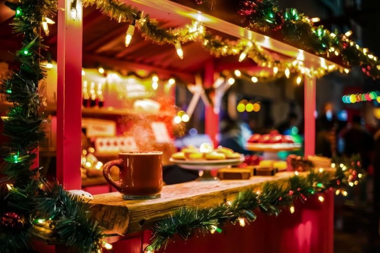 Chocolat chaud de Noël sur un marché