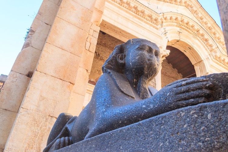 Statue de sphinx sur la place Peristyle de l'ancien palais de Dioclétien