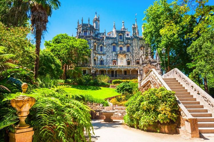 Le Palais de Regaleira ou Quinta da Regaleira est une quinta gothique située dans la ville de Sintra,