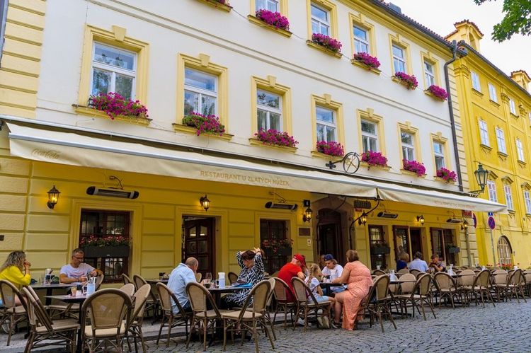 Café de rue dans le quartier de Mala Strana à Prague