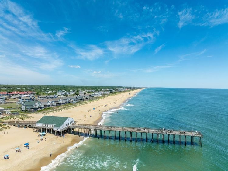 Vue Aérienne sur la jetée Kitty Hawk et la destination touristique populaire de la plage dans les Outer Banks, Caroline du Nord