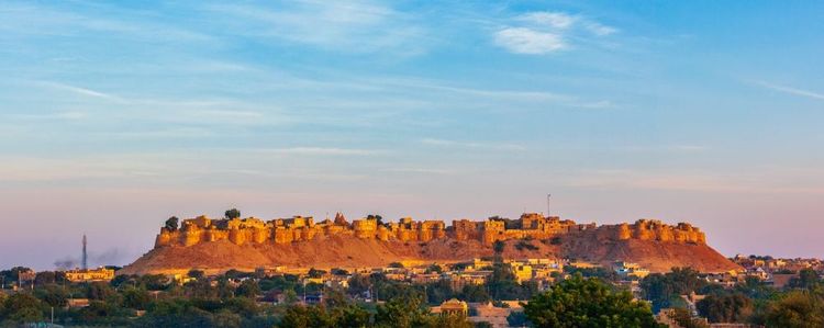 Panorama sur le fort de Jaisalmer - l'un des plus grandes forts du monde, connu sous le nom de Golden Fort Sonar quila au lever du soleil. Jaisalmer, Rajasthan, Inde