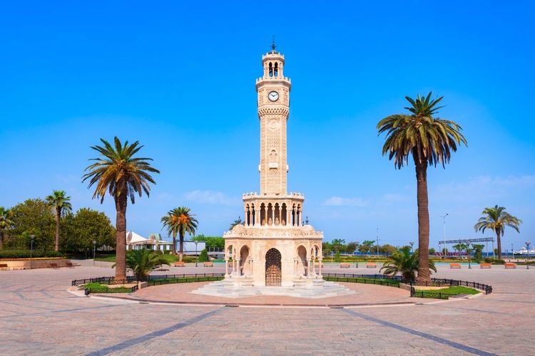 la tour de l'horloge sur la place Konak jouxte la promenade Kordon
