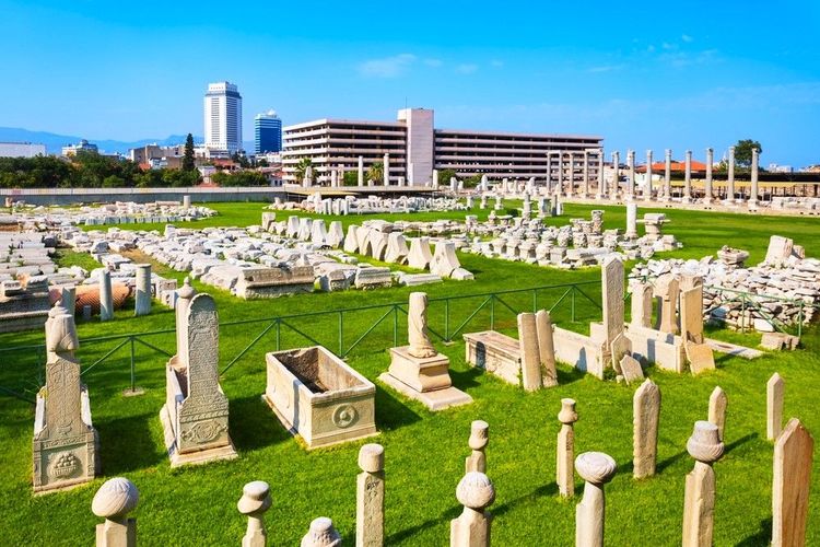 Voyage dans le temps avec les ruines de l'Agora de Smyrne
