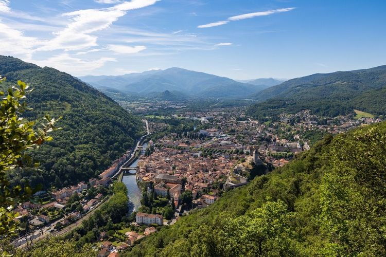La ville de Foix, cachée dans les Pyrénées ariégeoises.