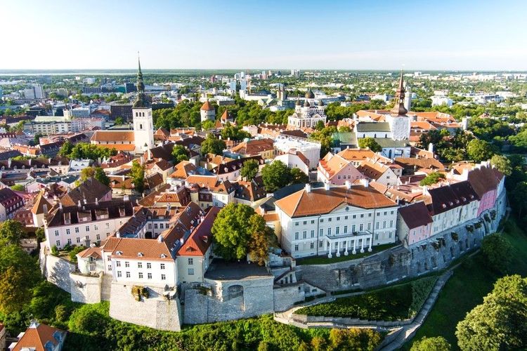 Vue aérienne sur la ville médiévale fortifiée de Tallinn