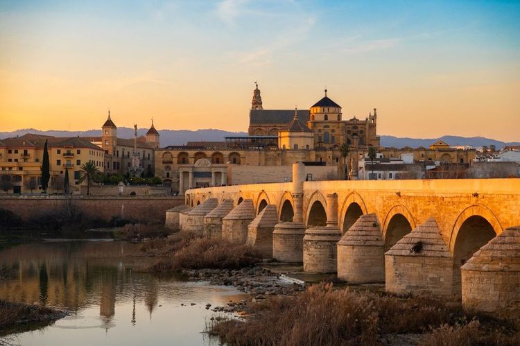 Le Pont Romain et la cathédrale La Mezquita en arrière-plan, Cordoue, Andalousie, Espagne