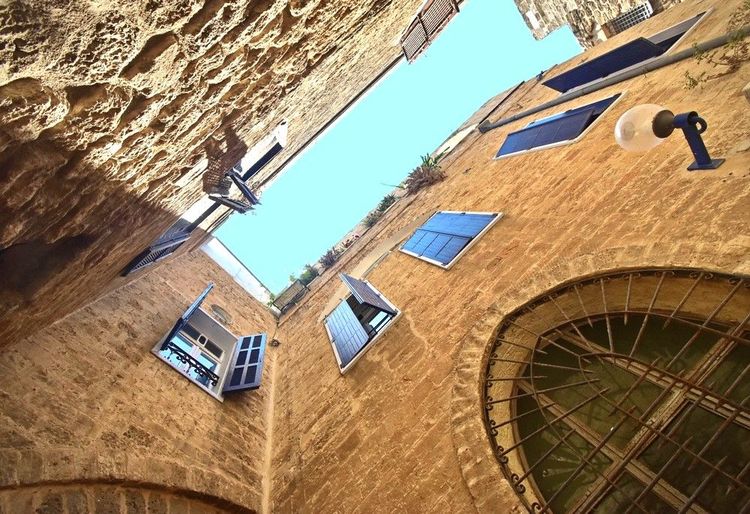 Dans le Vieux Jaffa, les façades des vieilles bâtisses en pierre vues en contre-plongée
