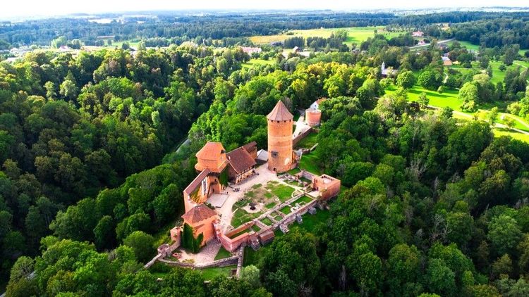 Le château Turaida dans la forêt de Sigulda,