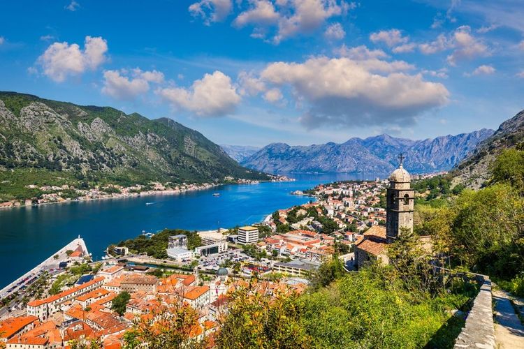 Vue de la vieille ville de Kotor, Monténégro. Baie de Kotor baie est l'un des plus beaux endroits sur la mer Adriatique. La vieille ville historique de Kotor et la baie de Kotor de la mer Adriatique, Monténégro.