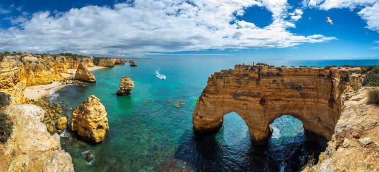 Plage de Marinha en Algarve