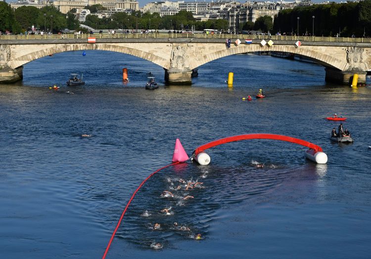 Des baigneurs dans la Seine