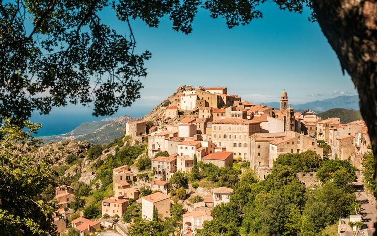 Le village perché de Speloncato en Corse.