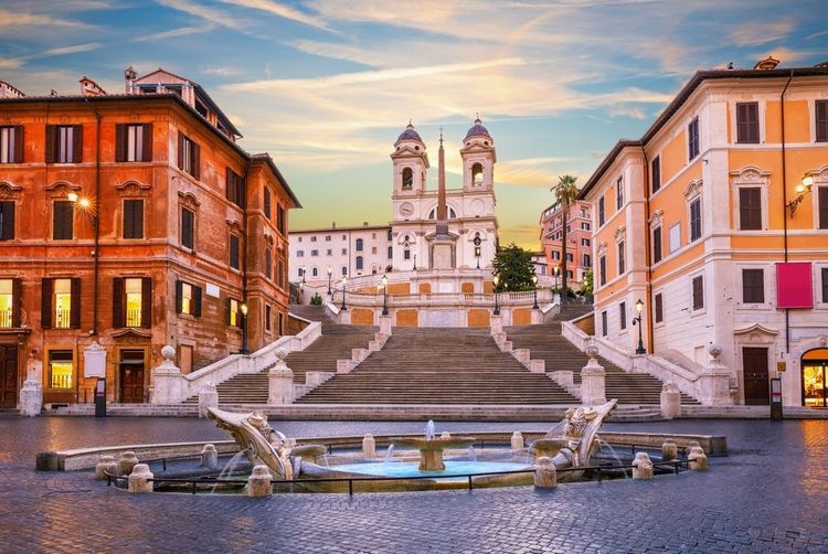 Fontaine du Bateau et la Place d'Espagne, Rome, Italie