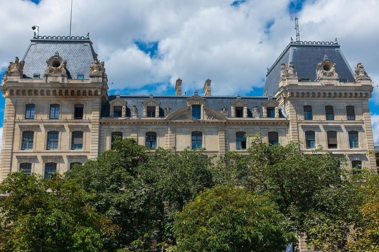  La façade de la Préfecture de police, Paris