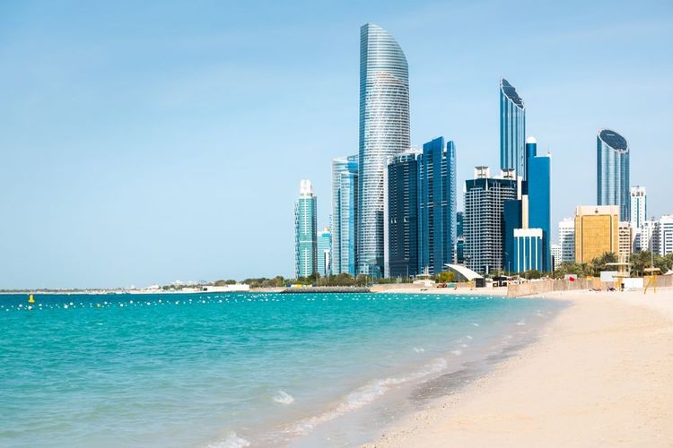 Une plage d'Abu Dhabi dans les Émirats arabes unis.
