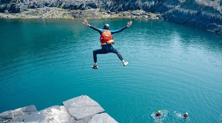 Vous connaissez le canyoning ? Alors faites du coasteering à Majorque !