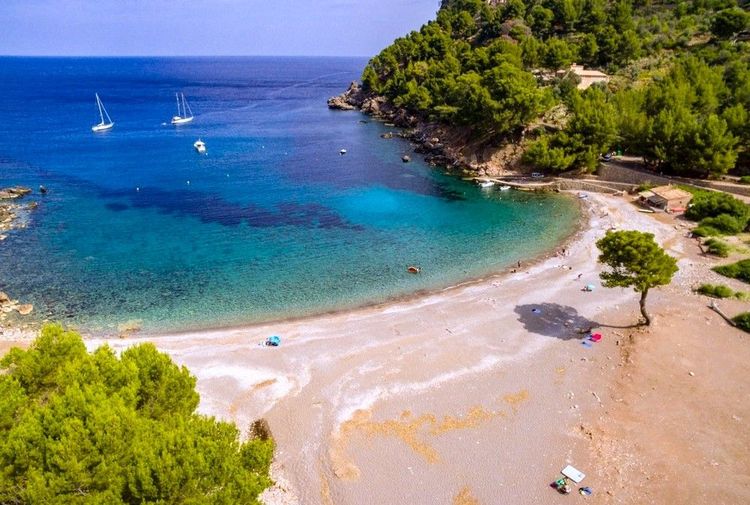 La jolie petite plage de Cala Tuent