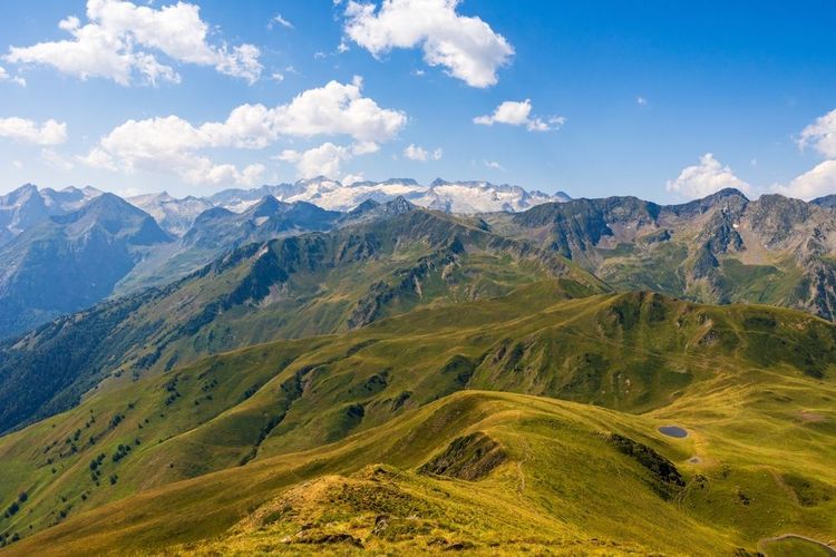 Panorama des Pyrénées espagnoles (dont le Pic d’Aneto) depuis le Pic de l’Entécade, près de Bagnères-de-Luchon