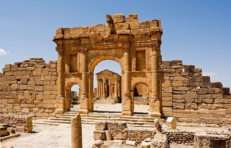 Magnifique porte à trois arches d'Antonin le Pieux ouvrant sur le grand forum pavé et son capitole