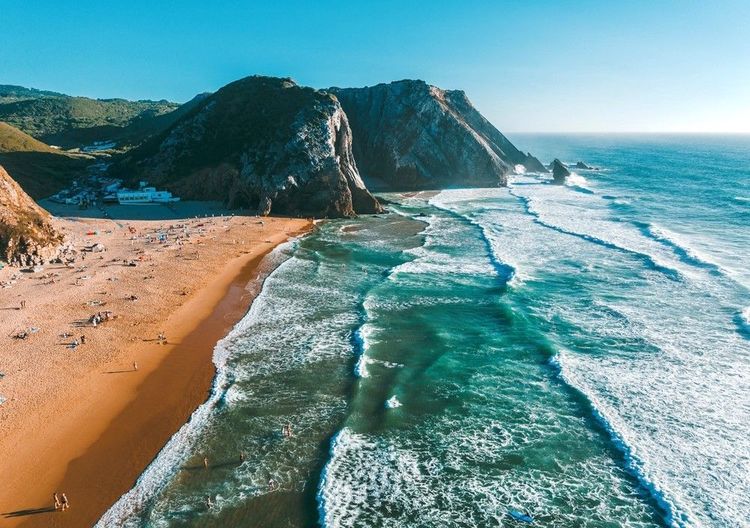 Sur la Praia da Adraga, la mer déploie ses rouleaux