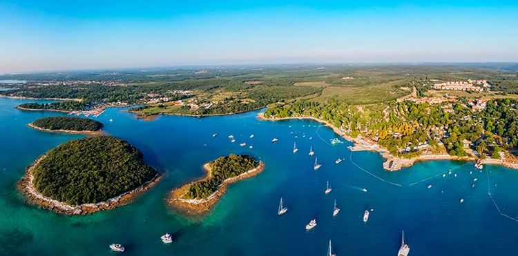 côte adriatique près de la ville de Vrsar, péninsule d'Istrie