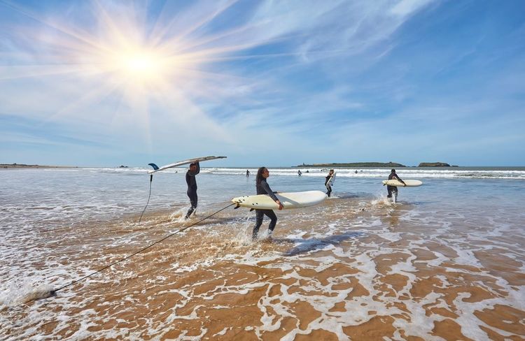 Surfeurs sur la plage