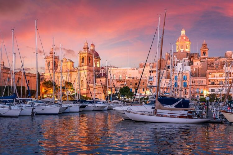 Ville de Birgu avec Grand Harbour au coucher du soleil à La Valette, Malte