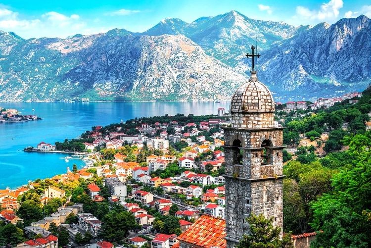 Clocher de l'église Notre-Dame de Remède sur la tour de la colline dans la vieille ville de Kotor
