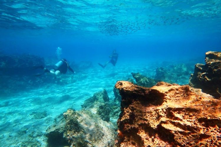 La structure volcanique des Açores se voit sous l'eau, à Santa Maria
