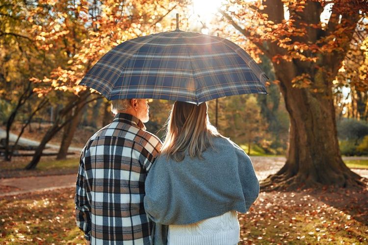 Un couple se promenant dans un parc à l'automne.