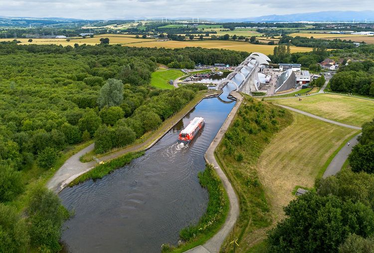 Péniche s'apprêtant à embarquer sur la roue, après son passage dans le Roughcastle Tunnel, au sud.