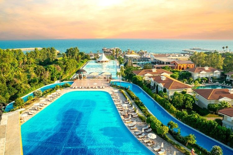 Vue sur un resort au soleil